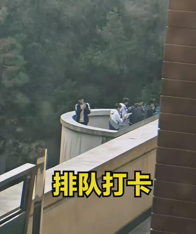 兰州交大情侣楼梯亲密不雅，网络热议：公德何在？