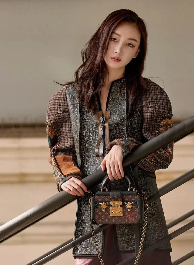 周冬雨韩国现身：连衣裙造型让人眼前一亮