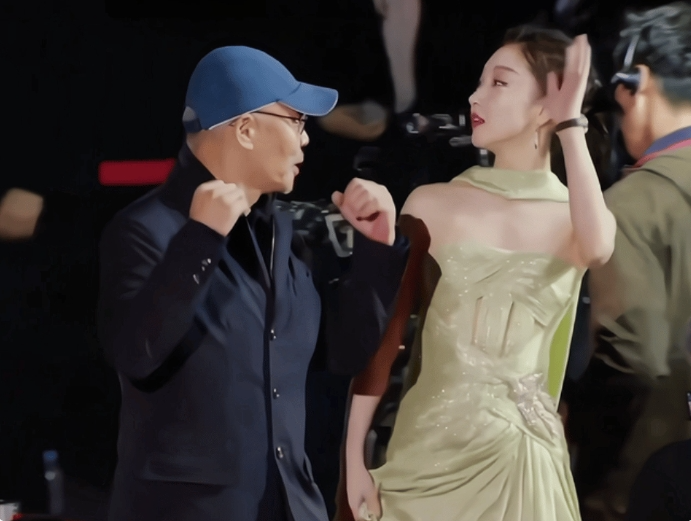 周冬雨韩国现身：连衣裙造型让人眼前一亮