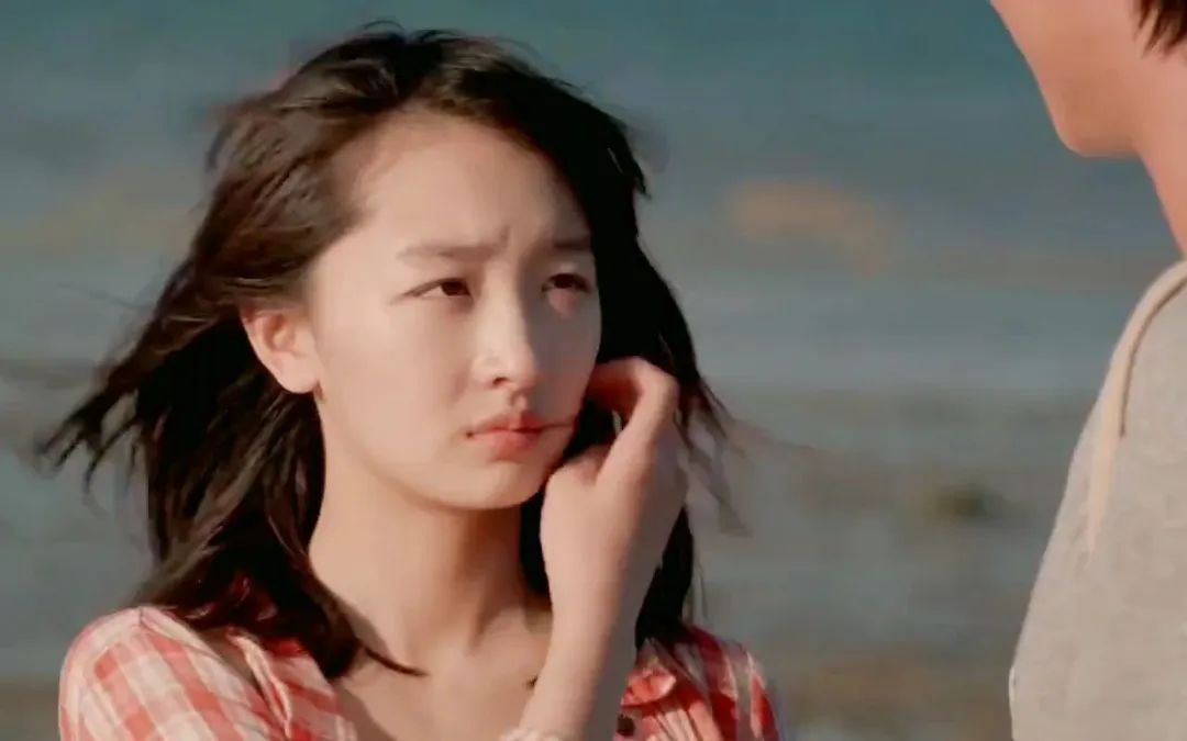 周冬雨韩国现身：连衣裙造型让人眼前一亮