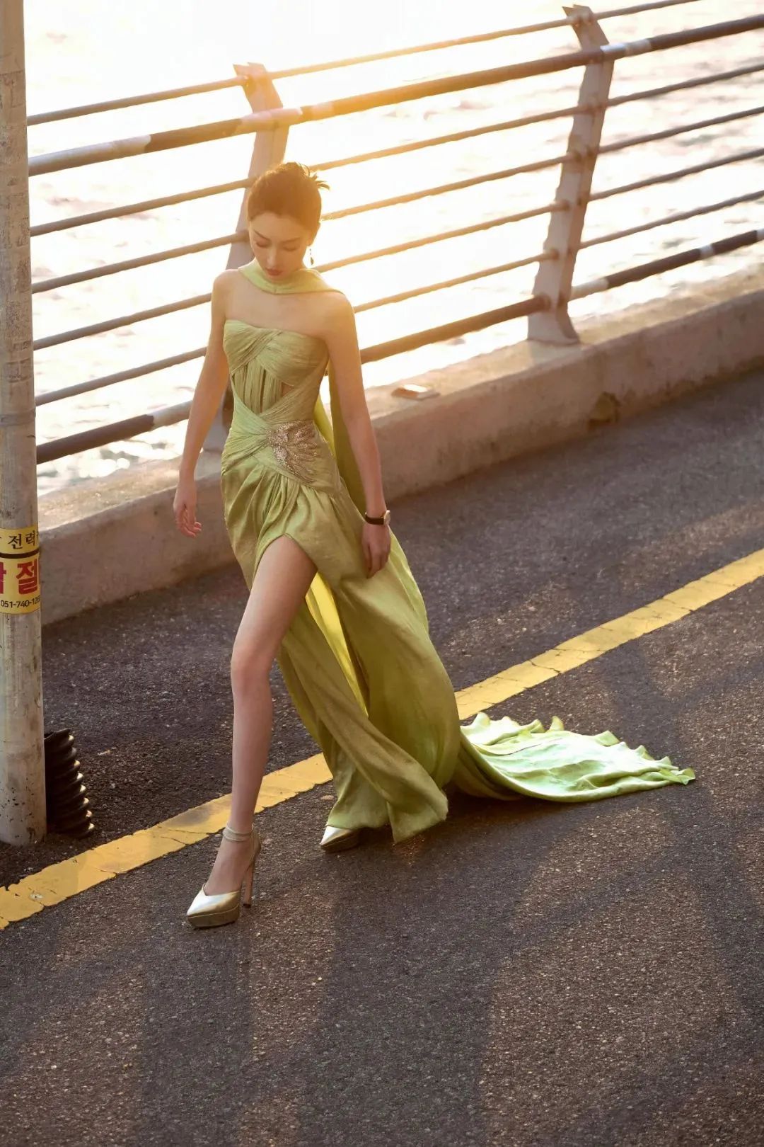 周冬雨韩国现身：连衣裙造型让人眼前一亮