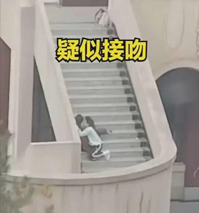 兰州交大情侣楼梯亲密不雅,网络热议:公德何在?